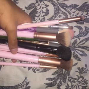 BUNDLE OF MAKEUP BRUSHES